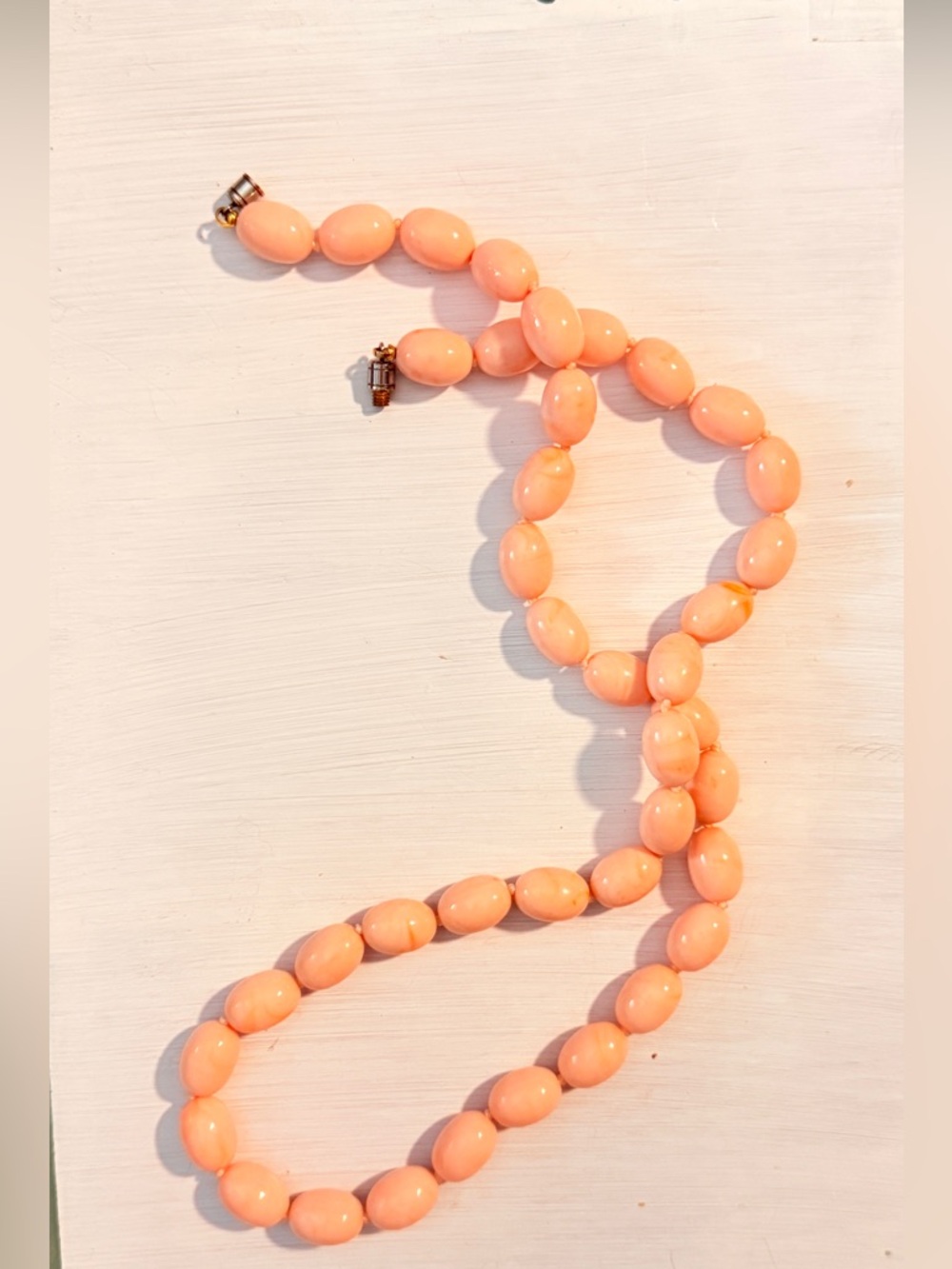 Vintage peach colored oval beaded necklace w/barrel clasp Womens costume jewelry
